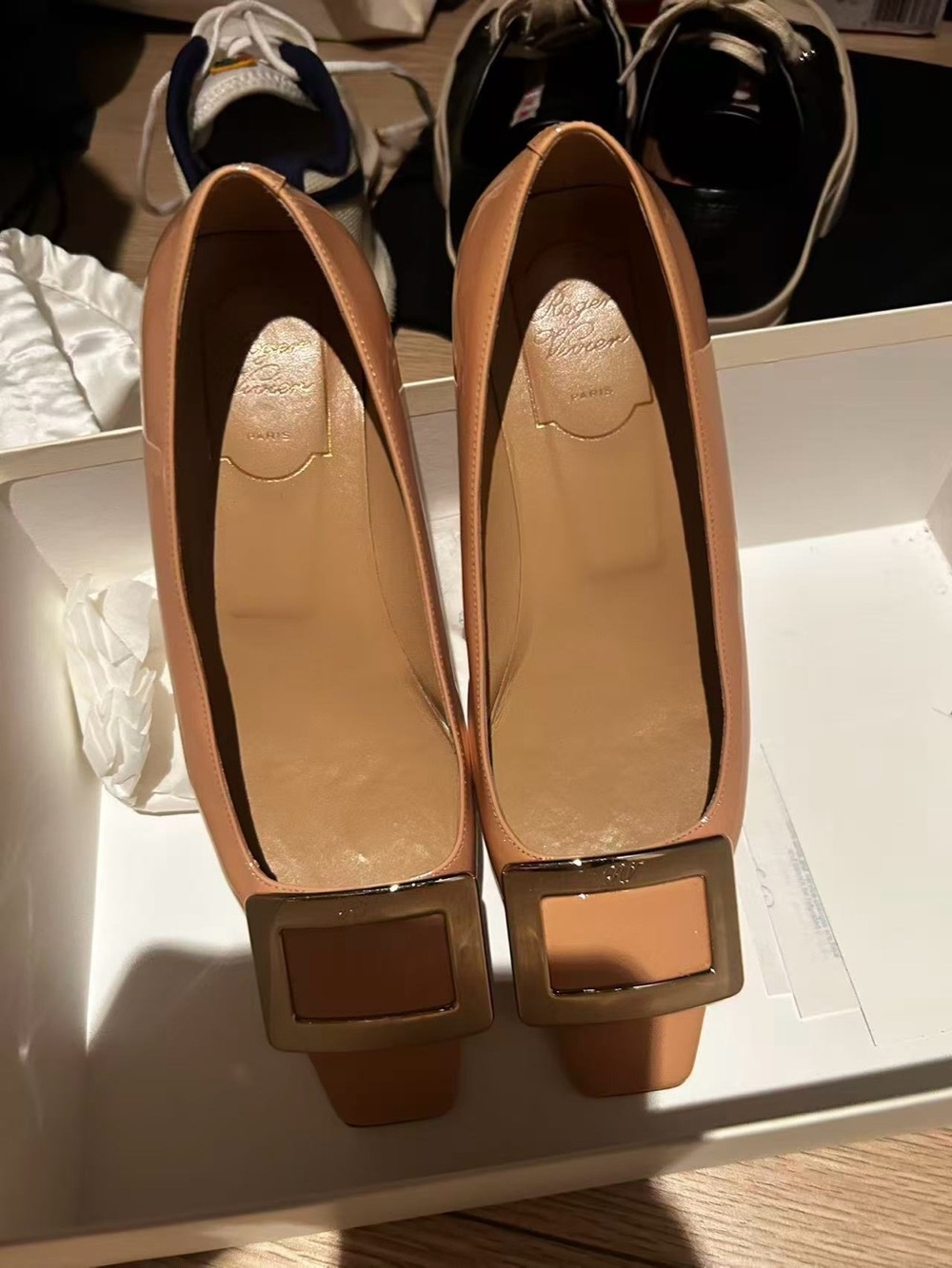 Roger Vivier Beige Patent Leather Pointed Toe Pumps